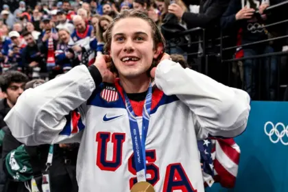 HOF No Cederá Puck de Oro a Jack Hughes: Debate Sobre Pertenencia