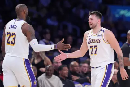 LeBron James Iguala Récord y Doncic Anota 60 Puntos: NBA en Éxtasis