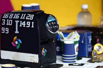 Cafetera italiana del Clásico Mundial de Béisbol subastada por $16,510