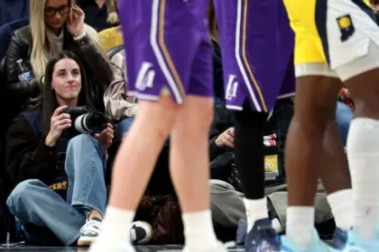 Caitlin Clark: De estrella del baloncesto a fotógrafa, captura a LeBron James