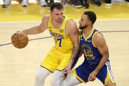 Curry y Dončić Reyes de Ventas NBA: Ranking de Camisetas al Cierre
