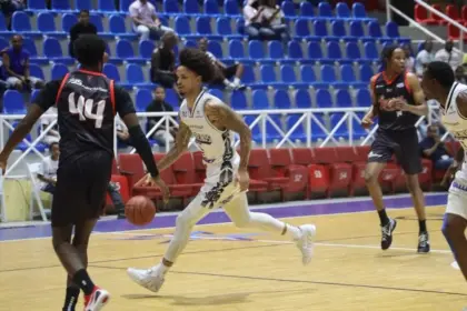 García Impone Récord: Triple-Doble Guía a Marineros Sobre Leones en LNB