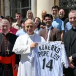 Papa León XIV recibe jersey autografiado de Paul Konerko, ídolo de los White Sox