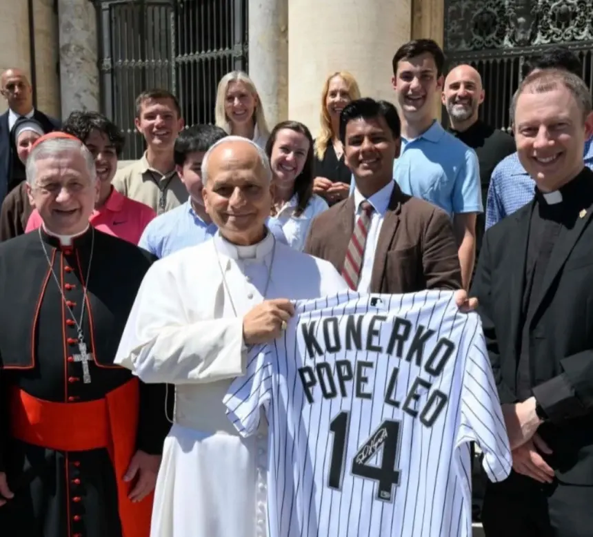 Papa León XIV recibe jersey autografiado de Paul Konerko, ídolo de los White Sox