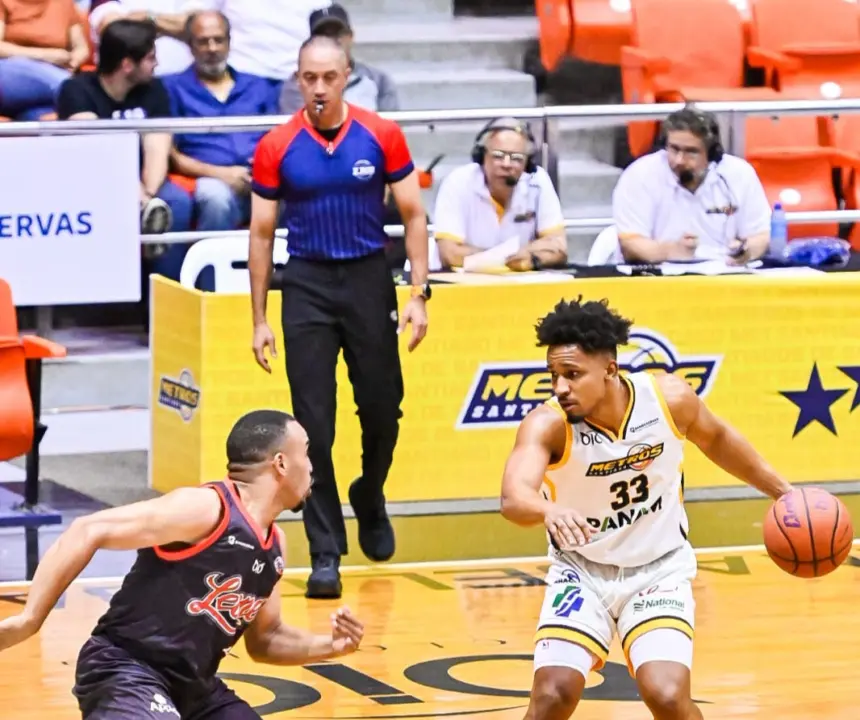 Metros de Santiago aplastan a Leones: Festival de triples y liderato en LNB