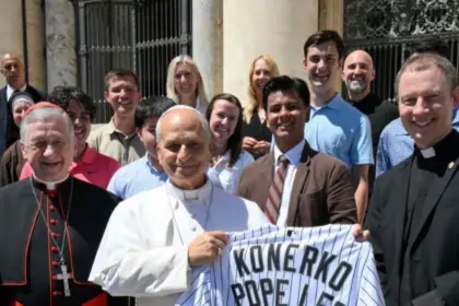 Papa León XIV: Recibe jersey firmado por leyenda de los White Sox, Paul Konerko 14 Papa León XIV: Recibe jersey firmado por leyenda de los White Sox, Paul Konerko