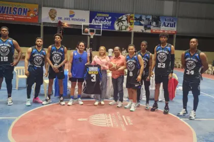 Lía Díaz Apoya Deporte: Entrega Uniformes al Club Barrio Blanco en Sabana Yegua