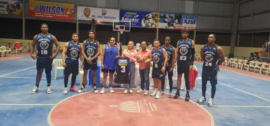 Lía Díaz Apoya Deporte: Entrega Uniformes al Club Barrio Blanco en Sabana Yegua