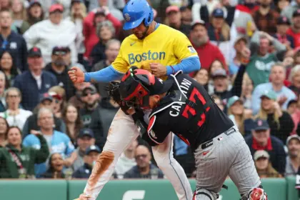 Choque Contreras-Caratini: Bancas se vacían en Fenway Park tras incidente