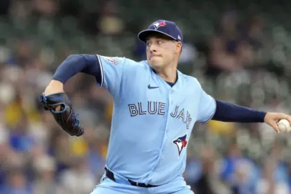 Corbin domina a Skenes y guía a Toronto; Astros respiran por Álvarez