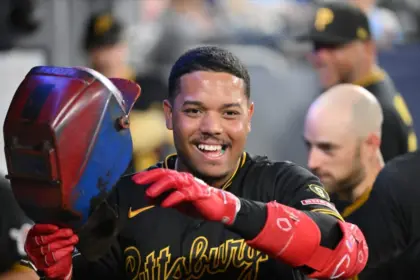 Valdez Debuta con Jonrón en MLB: Piratas Celebran y Negocian Pelota Histórica