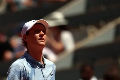 Sinner, Nº1, cae KO en Roland Garros ante Cerúndolo por agotamiento