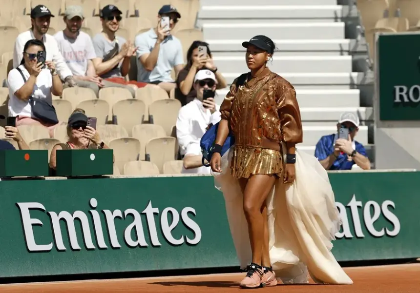 Naomi Osaka deslumbra en Roland Garros: Moda y tenis se fusionan