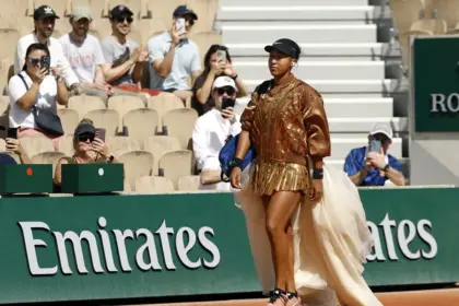 Naomi Osaka: Glamour y Tenis en Roland Garros, Un Icono de la Moda