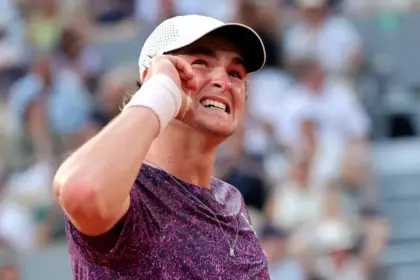 Fonseca Derrota a Djokovic en Roland Garros: Remontada Histórica y Sorpresa en París