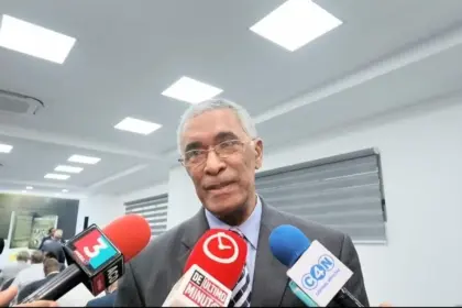 Eurípides Uribe Peguero presenta Los Coroneles: historia y democracia