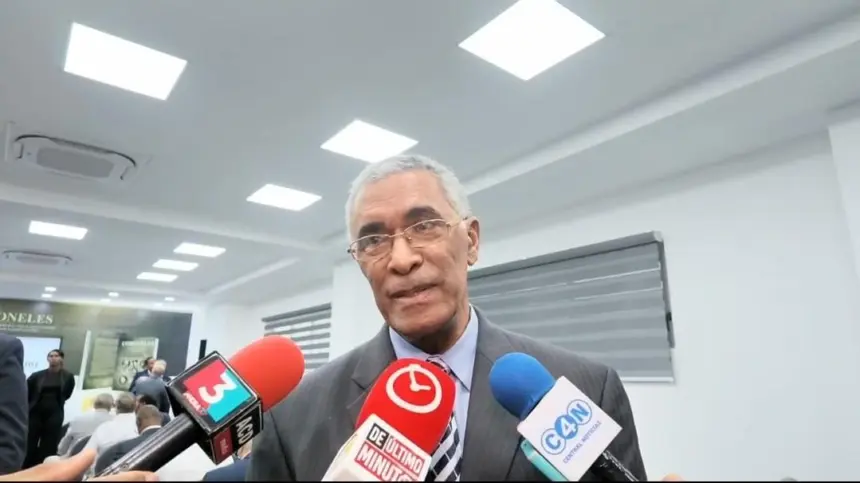 Eurípides Uribe Peguero presenta Los Coroneles: historia y democracia