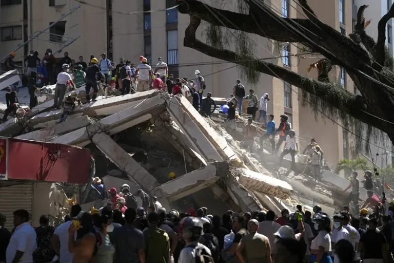 Terremoto de 7,4 en Colombia deja 132 muertos y devastación total