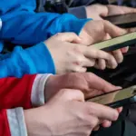 Filipinas busca restringir redes sociales a menores por violencia escolar