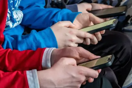 Filipinas busca restringir redes sociales a menores por violencia escolar