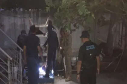 Rescatan a dos hombres atrapados en cisterna tras inhalar químicos