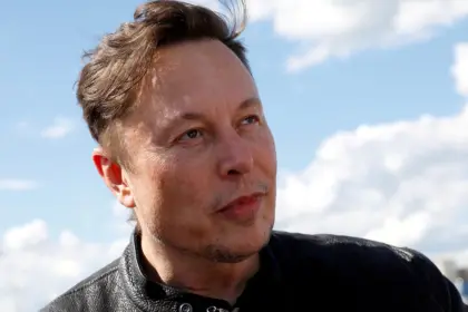 Elon Musk vende acciones de Tesla para cumplir con obligaciones fiscales