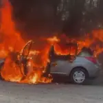Incendio destruye vehículo en la carretera Jarabacoa La Vega sin heridos