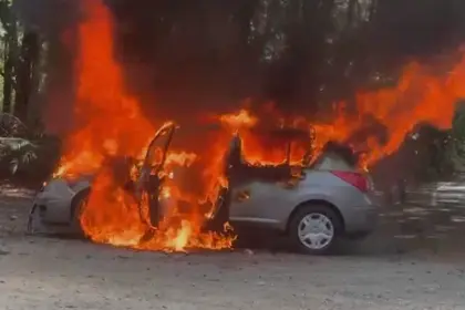 Incendio destruye vehículo en la carretera Jarabacoa La Vega sin heridos