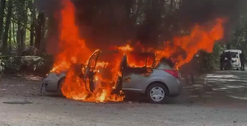 Incendio destruye vehículo en la carretera Jarabacoa La Vega sin heridos