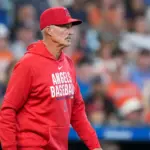 Angelinos reestructuran cuerpo de pitcheo tras salida de Mike Maddux