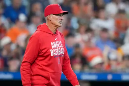 Angelinos reestructuran cuerpo de pitcheo tras salida de Mike Maddux