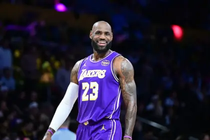 LeBron James debuta con los Sixers ante Knicks en inicio de temporada NBA