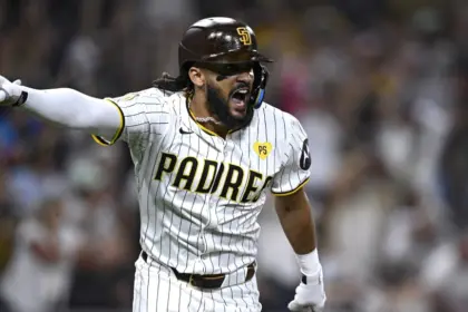 Fernando Tatis Jr. hace historia y escala al segundo lugar en jonrones de Padres