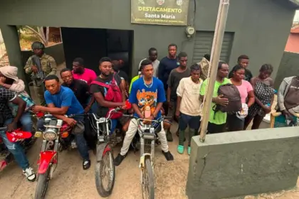Ejército intercepta 76 indocumentados y retiene motocicletas en frontera