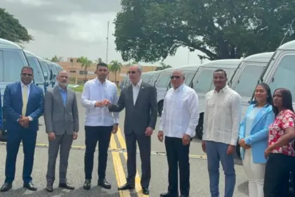 Abinader entrega 40 autobuses para transporte universitario en RD