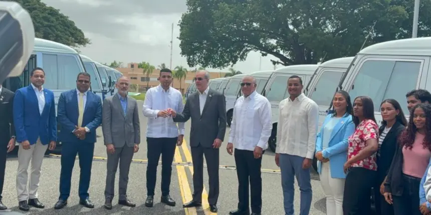 Abinader entrega 40 autobuses para transporte universitario en RD