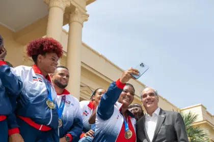 Abinader premia medallistas de Santo Domingo 2026 con incentivos y PARNI