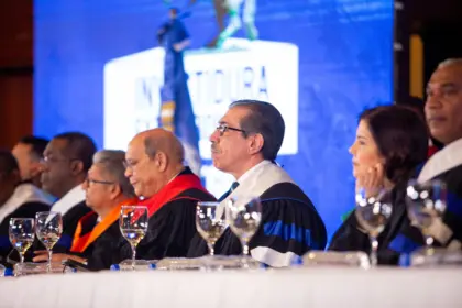 UASD gradúa 1,058 profesionales y expresa solidaridad con Colombia y Venezuela