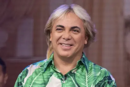 Cristian Castro se gradúa de bachiller con honores a sus 51 años