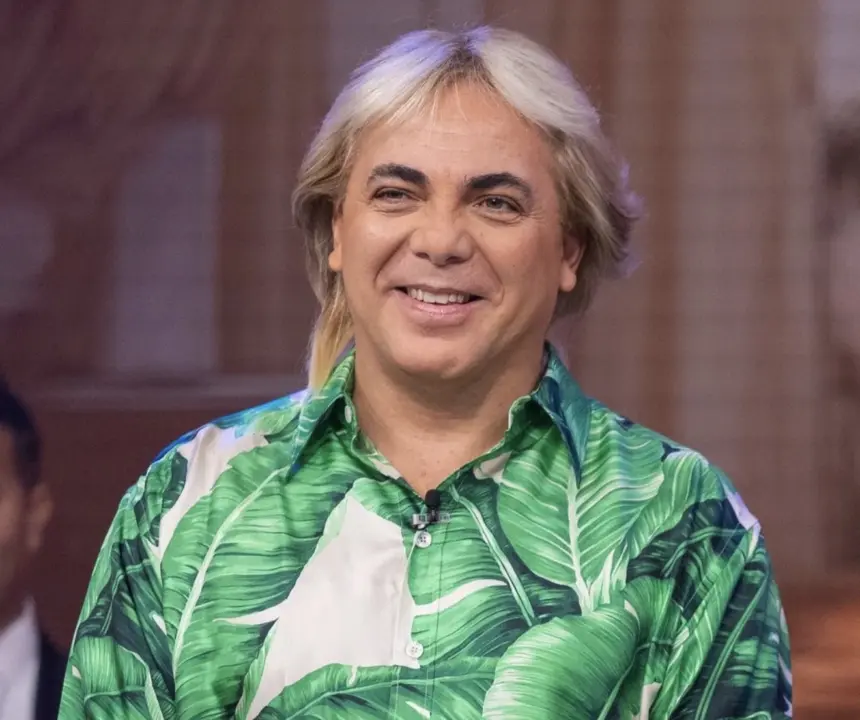 Cristian Castro se gradúa de bachiller con honores a sus 51 años