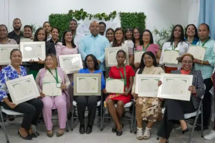 Regional 15 del Minerd premia labor docente en educación y huertos escolares
