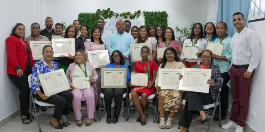 Regional 15 del Minerd premia labor docente en educación y huertos escolares