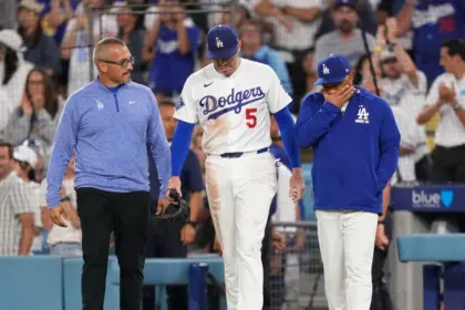 Freddie Freeman se lesiona tras aparatosa caída en el dugout de Dodgers