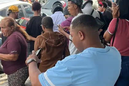 Exigen investigar abandono de feto frente al Hospital Moscoso Puello