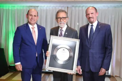 Banco Caribe rinde emotivo homenaje a Edmundo Aja por su legado