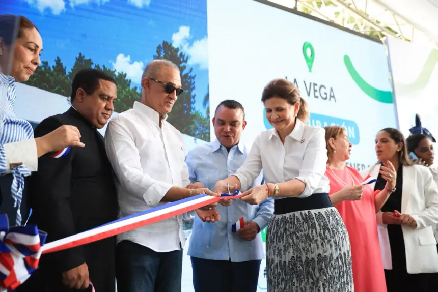Raquel Peña entrega obras de salud y techado deportivo en el Cibao