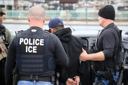 Rechazan compra de guantes eléctricos para agentes de ICE en EE. UU. 15 Rechazan compra de guantes eléctricos para agentes de ICE en EE. UU.