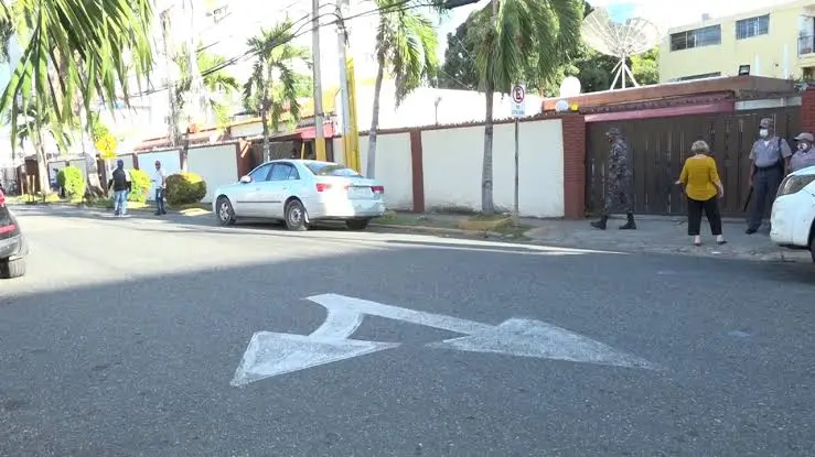Refuerzan seguridad policial en Embajada de Cuba tras expulsión diplomática