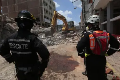 Ecuador envía rescatistas a Colombia tras devastador terremoto de 7,4