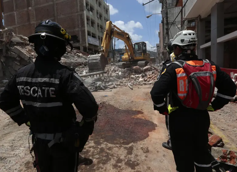Ecuador envía rescatistas a Colombia tras devastador terremoto de 7,4